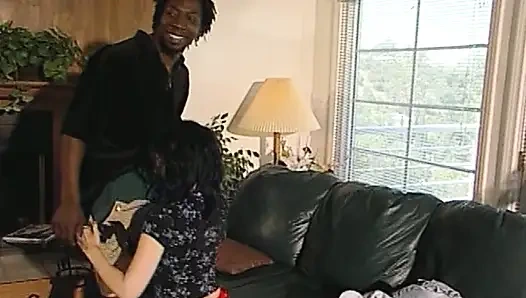 Özensiz büyük zenci yarağı gırtlağına kadar alıyor ve amcığını sikiyor