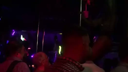 Pole dans milf çıplak için kamu