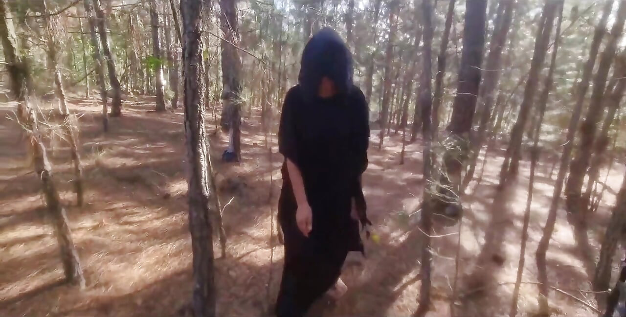 Ormanda kaybolan bir turist lanetlanmamak için bir cadıyla seks yapmaya zorlanıyor!! Halloween
