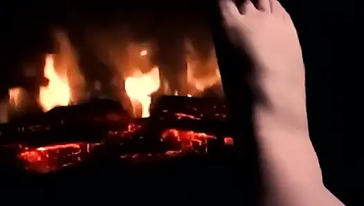 Sana güzel bir ateşli ayakla mastürbasyon yapmak için ayaklarımı ısıtıyor