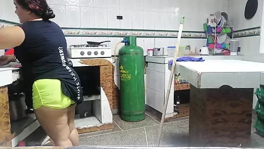 Üvey annem babamın haberi olmadan beni becermek için odamı temizlemeyi bırakıyor