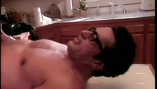 Gözlüklü adam esmer orta yaşlı seksi kadın porno efsanesi Teri Weigel tarafından sikiliyor