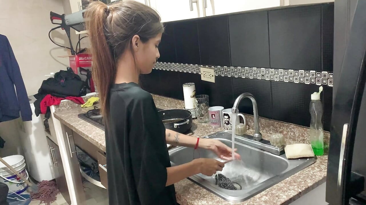Üvey kız kardeşim evde yalnız olduğumuzda beni azdırıyor