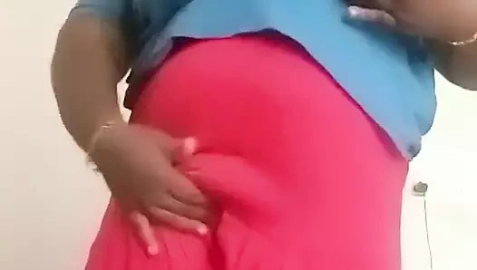 Tamil ev hanımı yatak odasında kendini parmaklıyor