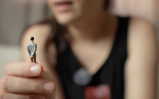 Giantess minik kocasını aldatıyor