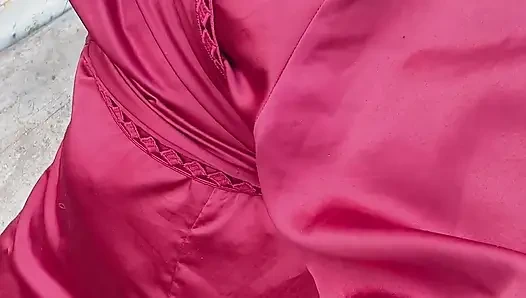 Arabanın çok çekici küçük bir çocuğu