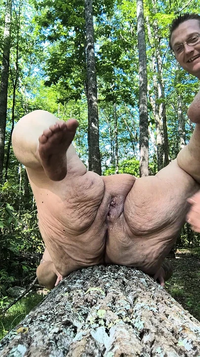 Раздвинутая широко раскрытая киска лизание она в надежде, вот приходит незнакомец его ебля в опасности