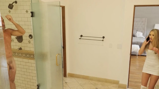 Spyfam üvey kızı yanlışlıkla üvey babasını duş alırken görür