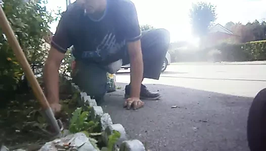 Evimin önünü ve pantolonumu temizlediğimde bu yırtılıyor