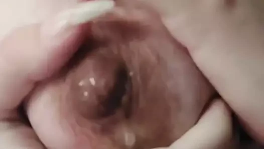 Meme musluktan taze, taze süt sıkıyor