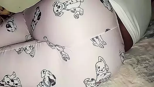 Üvey erkek kardeş genç üvey kız kardeşini pijamayla alıyor ve boşaltıyor: