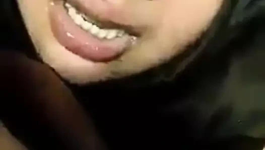 Müslüman kız öğretmeninin sikini emmek