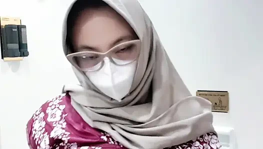 Batik elbiseli bir kızın çeşmesi