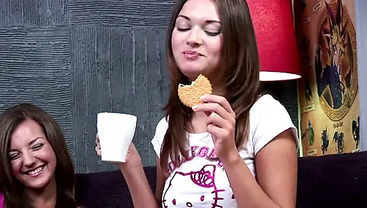 Genç lezbiyenler dildoyu birbirlerinin götünde kullanıyor