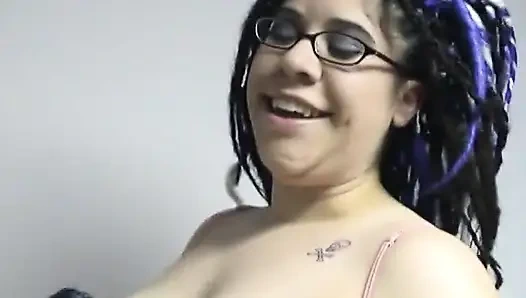 Tıknaz büyük memeli esmer vibratörünü kartal gibi açık klitorisine tutuyor