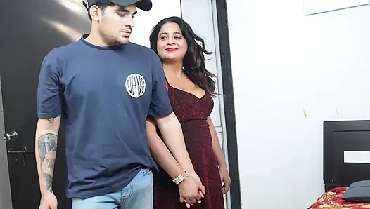 Desi güzel yenge seksi için delevery oğlanı bekliyor net Hintçe aodio ile çok sert seks