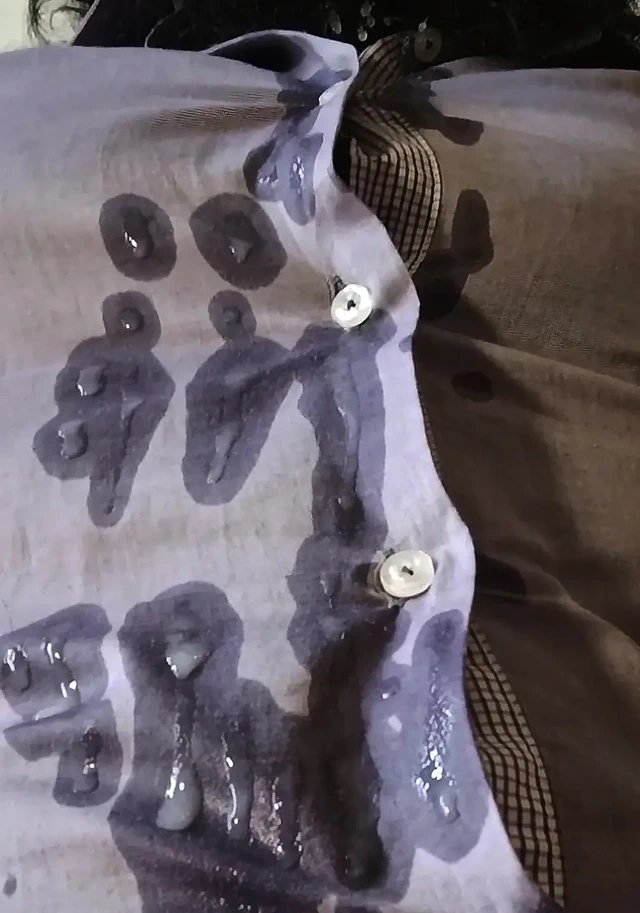 Adam erkek kendi üzerine boşalıyor