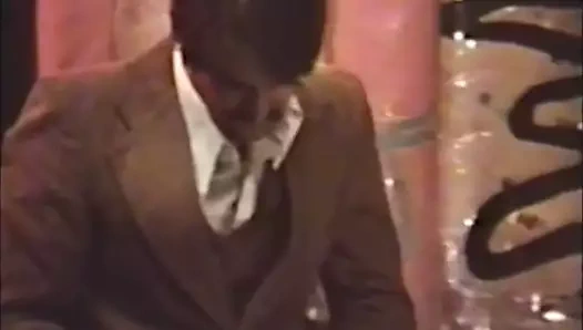 Atlamak için bir ipucu. puslu regan.