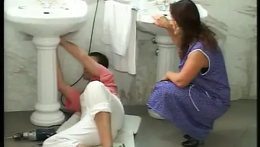 Azgın Alman evli kadın dolgun bir adam tarafından sert sikiliyor