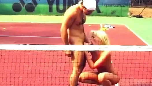 Sarışın yarak emiyor sonra tenis kortunda sikiliyor