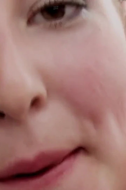 Крошка-блондинка ест сперму после жесткой скачки на огромном члене на диване