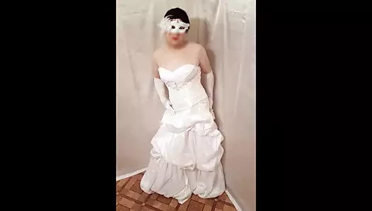 Yeni elbisesiyle şımarık gelin