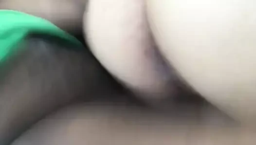 Şişman göt arka koltukta dövülerek