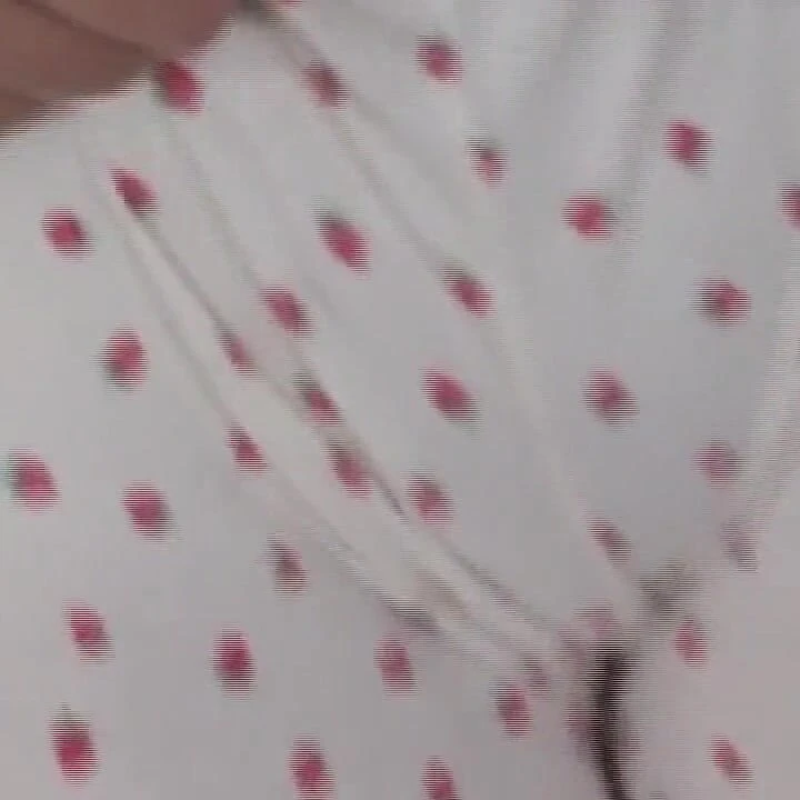 Oyuncu Asyalı orta yaşlı seksi kadın mükemmel kıvrımlarını gösteriyor