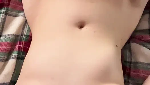 Yaramaz kız klitorisini ovuşturmayı bırakamıyor