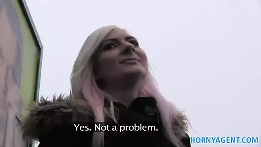 Hornyagent sarışın afet seksi siyah iç çamaşırı gösterir