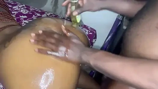 Boşalana kadar onun büyük yumuşak poposunda tamamen kalkıyorum