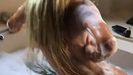 Sıcak sarışın sürtük kendini içinde the jacuzzi gösterir