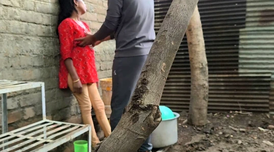 Hintli desi yenge ormanda seks - yenge evde ruh halinde oturuyordu, erkek arkadaşı evinin arkasına gitti ve götünü sikiyor.