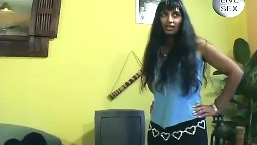 Kıllı olgun esmer dildolar kenetlenen orgazma kadar amcığını genişletiyor