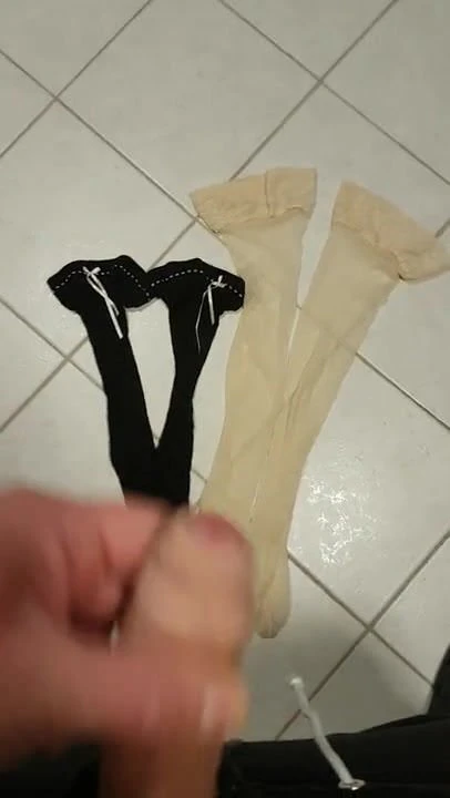 Auf die Nylons meiner Frau gespritzt