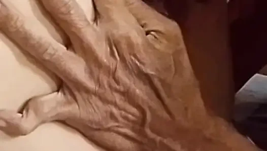 Kapalı amcık yiyor ve karıma misyoner sikişi