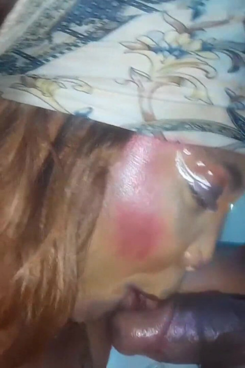 Beni banyoda kendimle oynarken gördü ve bana yardım etmeyi kabul etti