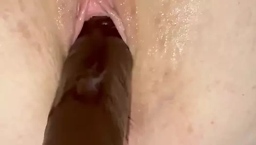 Orta yaşlı seksi kadın büyük siyah dildoyla sikiliyor