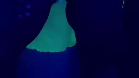 Neon kıyafetli iç çamaşırlı twerk mükemmel vücutlu götlü kız