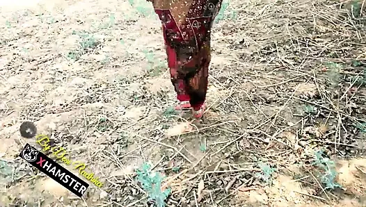 Hintli köylü ormanda açık havada desi seks hintçe ses