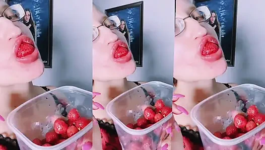 Asmr çilek yeme - asmr, göz gözlüğü, gianess, ruj, büyük dudaklar, mough, yemek, yüz fetişi, uzun tırnaklar