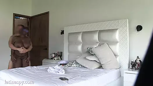 İri göğüslü zenci hizmetçi patronu tarafından sikiliyor