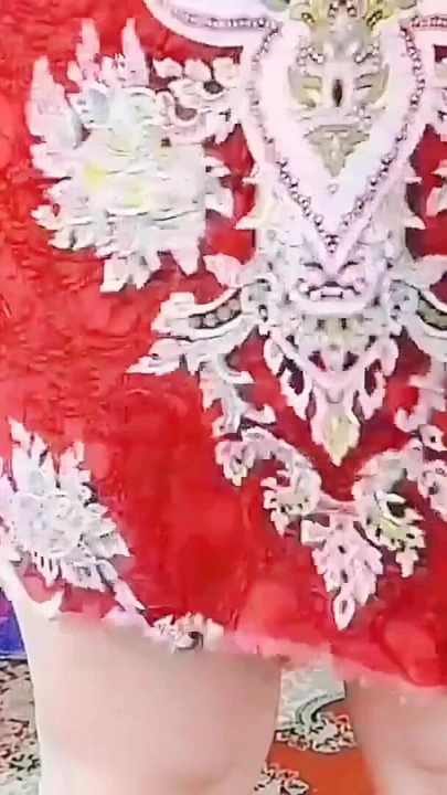 "Kısa elbiseli ateşli ladyboy solo dans striptiz büyük götlü transeksüel göt" den heyecan verici an