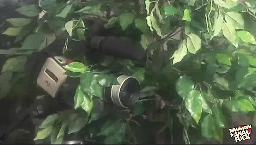 Doğal tombul bir kızıl saçlı, iki onu azarlaması için büyük götünü açıyor.