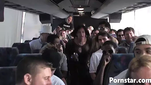 Porno yıldızı Desire Moore otobüste grup seks yapıyor