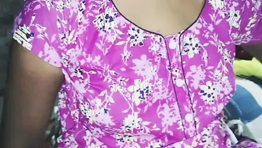 Sıkı bakire amcık (18+) Hintli olgun ev hanımı köyde ilk kez parmaklıyor ve mastürbasyon yapıyor