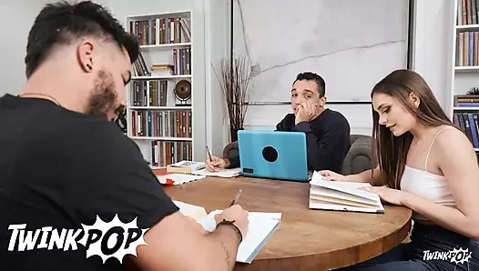 Joey Mills ayağını Amone Bane'in şişkinlik üzerinde ovuyor, sonra masanın altında sürünüyor ve sikini emiyor - twink pop