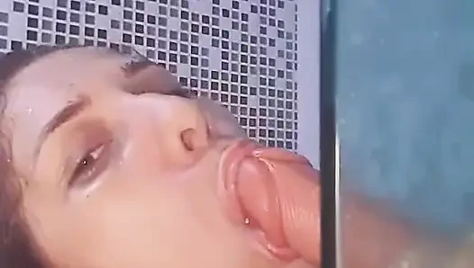 Ateşli hatun banyoda mastürbasyon yapıyor