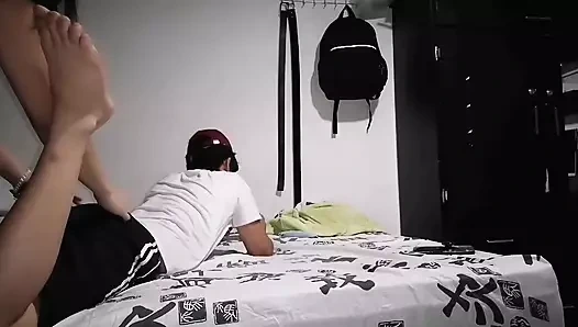 Odaya giriyorum ve kız arkadaşı beni yemek istedi!