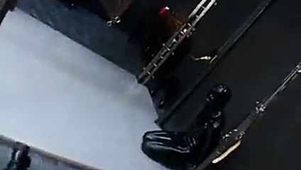 Tanrıça çizmelerini yala